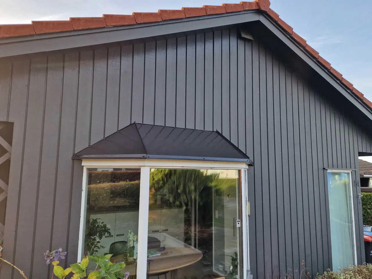 Grå trefasade med rent, friskt panel