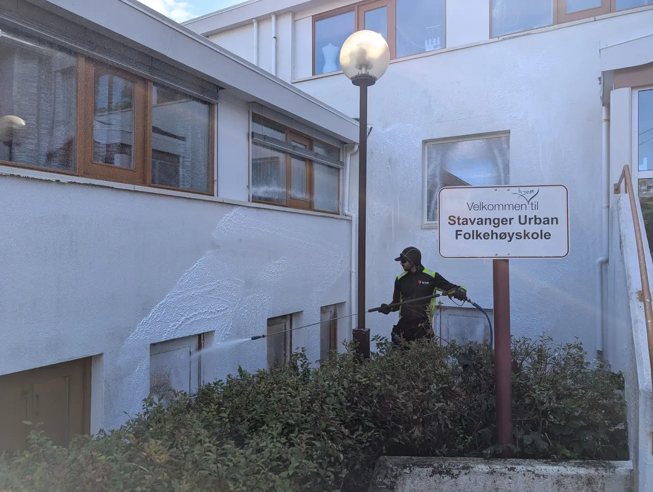 Fasadevask ved Stavanger Urban Folkehøyskole